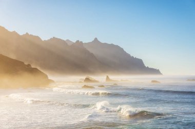 Anaga 'dan Tenerife' nin kuzey sahilinin çarpıcı manzarası. Atlantik Okyanusu, Tenerife, Kanarya kıyısında etkileyici keskin dağ duvarı.