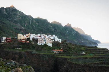 Anaga 'dan Tenerife' nin kuzey sahilinin çarpıcı manzarası. Atlantik Okyanusu, Tenerife, Kanarya kıyısında etkileyici keskin dağ duvarı.