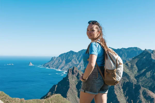 Eine Wanderin Mit Rucksack Geht Auf Eine Wanderung Den Anaga — Stockfoto