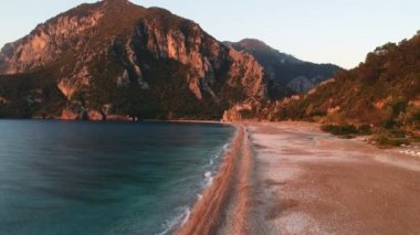 Çıralı kumsalı ve Olimpos Dağı bir gün batımı ışık yukarıdan görüntüleyin. Kemer, Antalya, Akdeniz Bölgesi, Türkiye, Lykia.