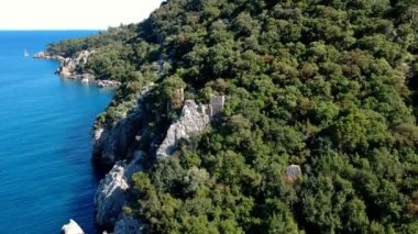 Antik Olimpos şehrinin kalıntıları. Akdeniz ve Chiraly köyünün yakınındaki plaj.