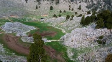 Taurus dağlarındaki dağ sıraları. Gün batımında dağların yamaçlarında Lübnan sedir ağaçları. Türkiye 'deki Lycian patikasının panoramaları.