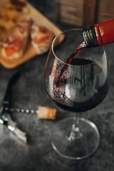 红酒从瓶子里倒入玻璃杯 — 图库照片