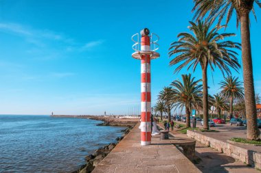 Moleh 'den Atlantik Okyanusu' ndaki Douro deniz fenerine, dalgalı küçük bir fırtına sırasında, kırmızı çatılı beyaz deniz feneri