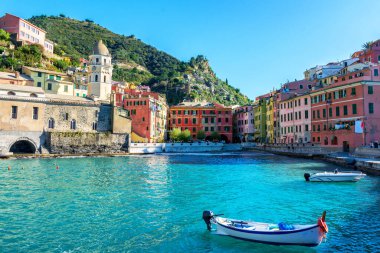 Vernassa limanında bir tekne. İtalya 'nın Ligurian sahilleri. Cinque Terre Ulusal Parkı. Denizin maviliğinde bir tekne. Ortaçağ deniz kenti. Renkli balıkçı köyündeki marina manzarası.