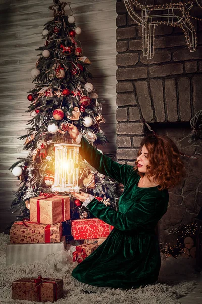 Una Ragazza Con Una Lampada Siede Vicino Albero Natale Una — Foto Stock