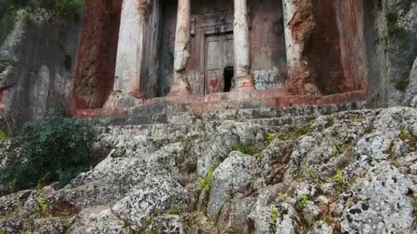 トルコのフェティヤ市にあるリュキア人の墓 市内の岩の上に刻まれたアミンタスの墓 そして距離で都市と山のパノラマ — ストック動画