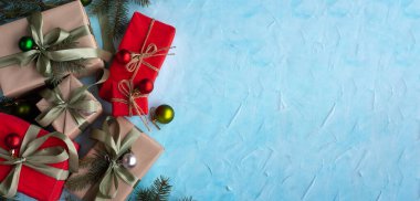 Mavi alçı kaplamalı kağıt süslemeli bir sürü hediye kutusuyla Noel afişi. Noel arkaplanı.