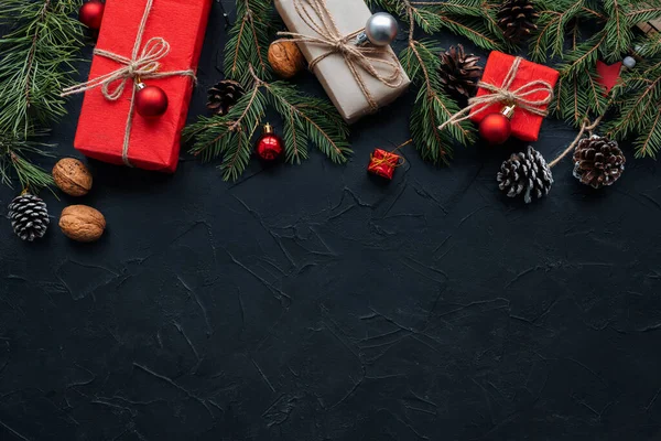 Mavi alçı kaplamalı kağıt süslemeli bir sürü hediye kutusuyla Noel afişi. Noel arkaplanı.