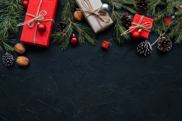 Weihnachtsbanner Mit Vielen Geschenkboxen Mit Papierdekorationen Auf Blauem Gipshintergrund Weihnachtlicher Stockbild