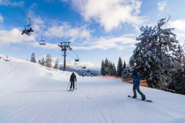 Güzel gün batımı ışık Kayak Merkezi. Üstten Görünüm: Kayak parça, çam ağacı orman ve dağlar içinde belgili tanımlık geçmiş. Bukovel, Karpatlar, Ukrayna, Avrupa'nın kış tatili