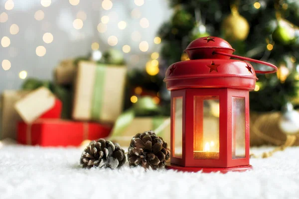 圣诞蜡烛和带有书写标签的礼物 背景是一棵圣诞树和带有灯光的礼物 新年背景 — 图库照片