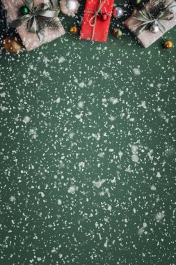 Zeytin zemininde kağıt süslemeleri olan bir sürü hediye kutusu olan dikey afiş. Noel arkaplanı.