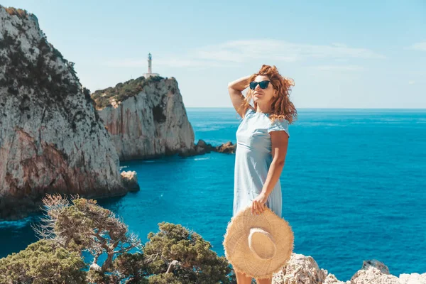Tepede Duran Mavi Elbiseli Kız Beyaz Deniz Fenerinin Yanında Lefkada — Stok fotoğraf
