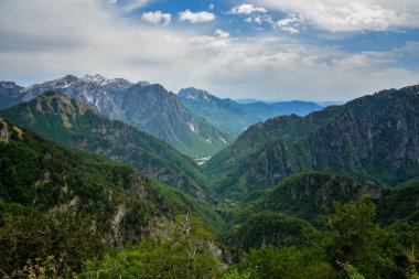 Arnavutluk 'un kuzeyindeki dağlar. Dağdaki vadi manzarası