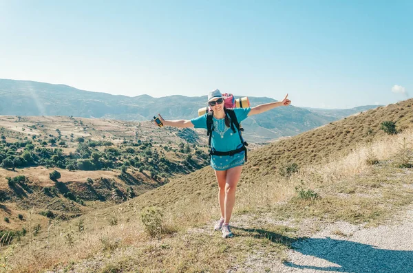 Девушка Туристка Jps Прогуливается Треккинговому Маршруту Горах Кипра Наслаждается Природой Стоковое Фото