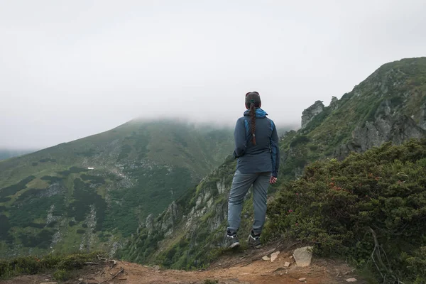 Wanderin Mit Rucksack Steht Auf Einem Felsen Den Bergen Wanderleben — Stockfoto