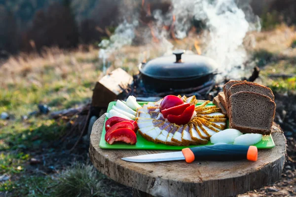 Ételt Kemping Üstjében Készítik Zsíros Fekete Kenyér Zöldségekkel Egy Asztalon Stock Fotó