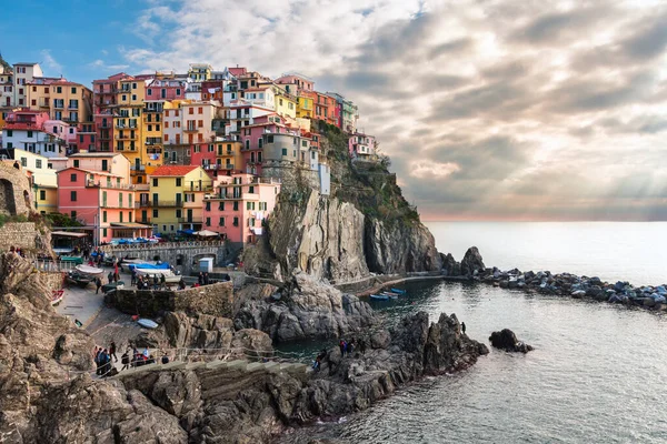 Coloridas Casas Tradicionales Una Roca Sobre Mar Mediterráneo Dramática Puesta —  Fotos de Stock