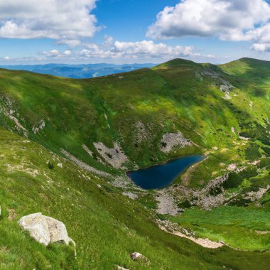 Brebeneskul Dağı manzaralı. Ukrayna 'daki en yüksek dağ gölü. Üst görünüm.