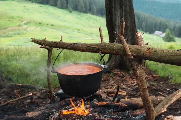 Cocinar Comida Fogata Las Montañas Temporada Camping — Foto de Stock