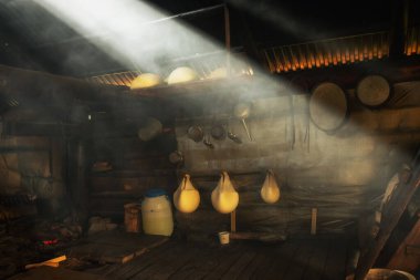 Shepherd 'ın dağdaki evi. Eko peynir üretimi.