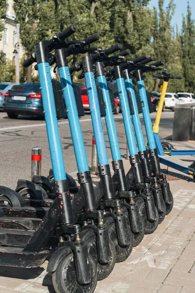 Şehir Merkezinde Bir Sıra Elektrikli Scooter Eko Taşıma Aracı Parkı — Stok fotoğraf