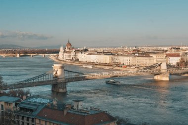 Budapeşte, Macaristan - Dünyaca ünlü Szechenyi Zinciri Köprüsü Kışın şafağında