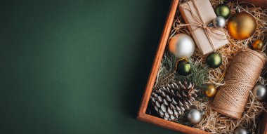 Noel süsleri olan ahşap bir kutu. Noel sancağı.