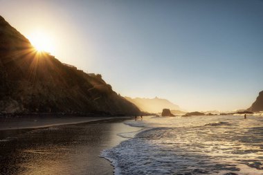Playa Benijo, Kanarya Adaları, Tenerife 'nin kuzeyinde yer alan büyük dalgalar ve siyah volkanik kumlarla dolu vahşi bir plajdır.