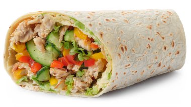 Beyaz arka planda izole edilmiş kızarmış tavuk eti ve sebzeli tortilla dürümü