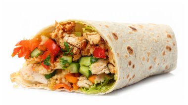 Beyaz arka planda izole edilmiş kızarmış tavuk eti ve sebzeli tortilla dürümü