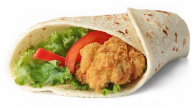 Beyaz arka planda izole edilmiş kızarmış tavuk eti ve sebzeli tortilla dürümü