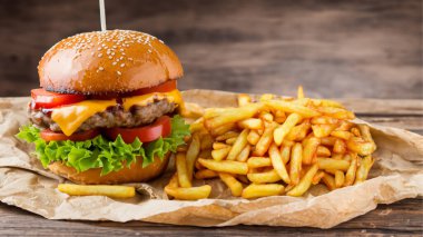 Tahta masada patates kızartmalı lezzetli bir hamburger.