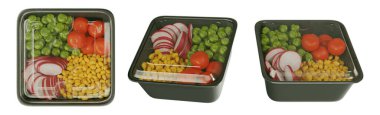 Beyaz zemin üzerinde domates, yeşil bezelye, mısır ve turp bulunan plastik yiyecek kabında besleyici bir yemek.
