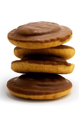 Lezzetli yuvarlak çikolatalı Jaffa kekleri, bisküvi, beyaz arka planda izole edilmiş kurabiyeler yüksek kaliteli detaylar.