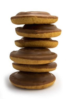 Lezzetli yuvarlak çikolatalı Jaffa kekleri, bisküvi, beyaz arka planda izole edilmiş kurabiyeler yüksek kaliteli detaylar.