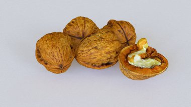 Beyaz arkaplanda izole edilmiş ceviz çekirdeklerinin yakın görünümü yüksek kaliteli ayrıntılar