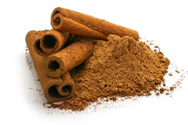 Tarçın çubukları ve toz yakın çekim görüntüsü, makro fotoğrafçılık, beyaz arka planda izole edilmiş yüksek kaliteli detaylar