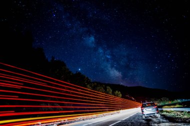 Gece gökyüzünde yıldızlı ve güzel bir arka planı olan güzel bir Samanyolu.