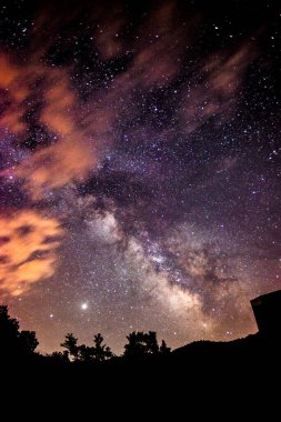 Gece gökyüzünde yıldızlı ve güzel bir arka planı olan güzel bir Samanyolu.