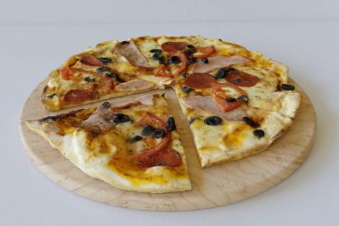 3D oluşturma - Tahta üzerinde pizza beyaz arka planda izole edilmiş yüksek kaliteli detaylar