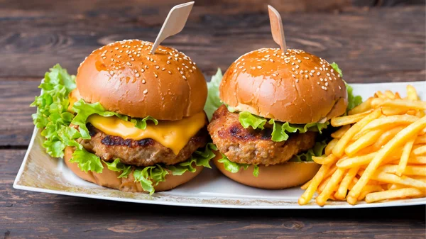 Chutný Kuřecí Burger Hranolkami Dřevěném Stole — Stock fotografie