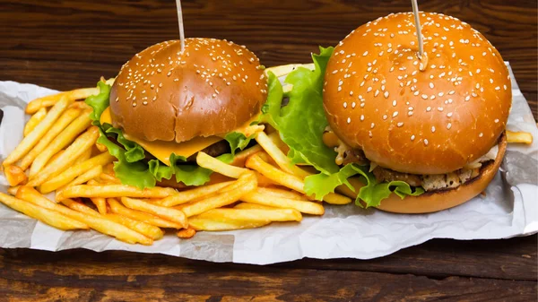 Chutný Kuřecí Burger Hranolkami Dřevěném Stole — Stock fotografie