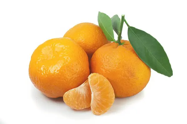 Mandarinenfrucht Mit Grünem Blatt Und Scheiben Isoliert Auf Weißem Hintergrund — Stockfoto