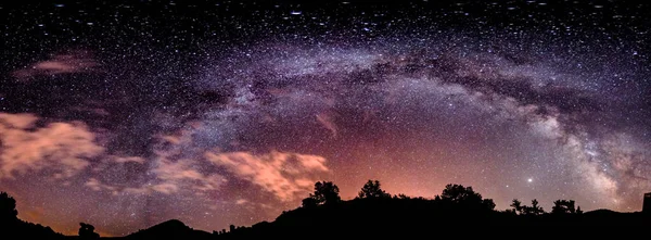 马其顿北部库克利卡石城长期曝光摄影的银河式全景 — 图库照片