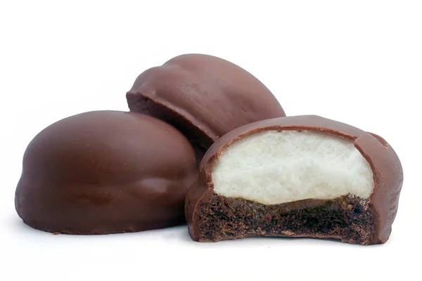 Bolo Chocolate Coberto Com Marshmallows Isolado Fundo Branco Detalhes Alta — Fotografia de Stock