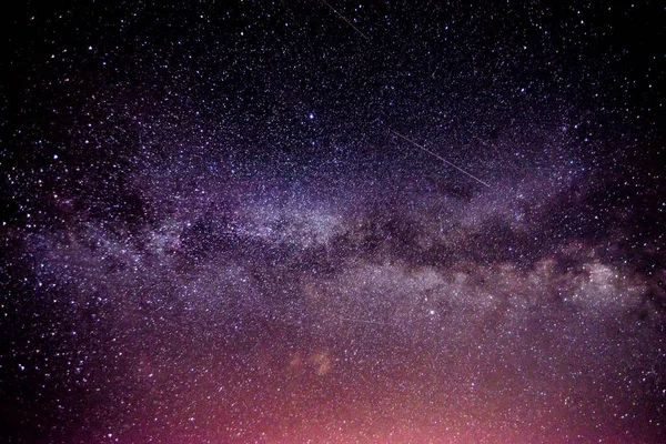 Gece Gökyüzünde Yıldızlı Güzel Bir Arka Planı Olan Güzel Bir — Stok fotoğraf