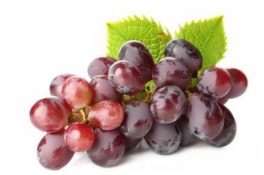 Olgun kırmızı üzüm beyaz arka plan üzerinde izole yaprak ile