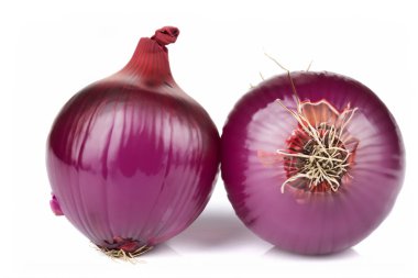 Beyaz arkaplanda kırmızı soğan izole edildi